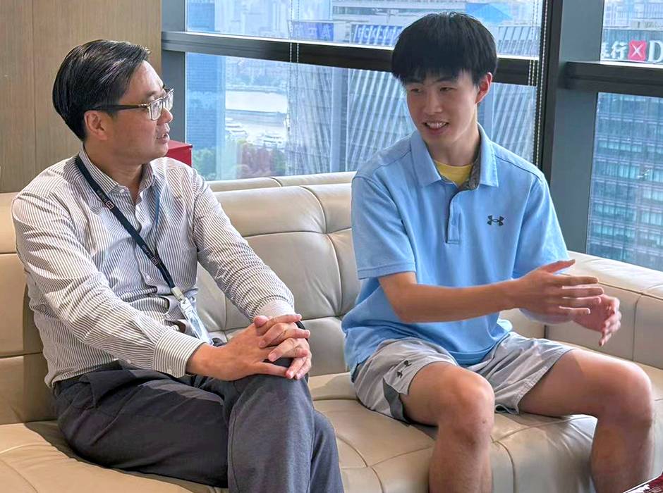 Young Hu with a mentor