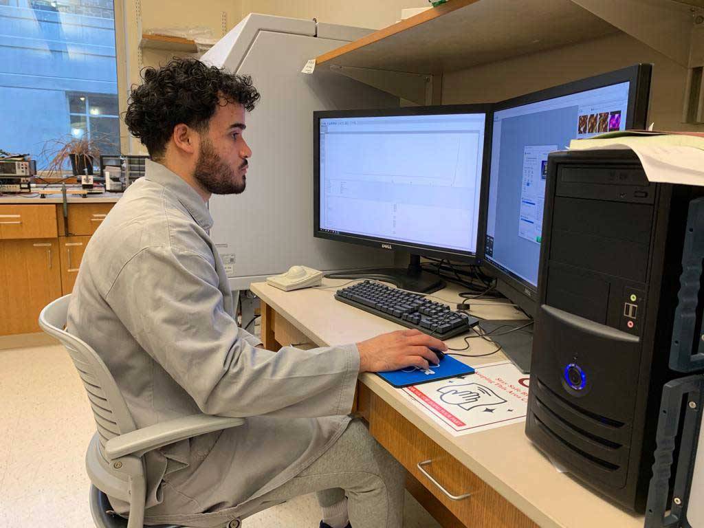 Jeiko Pujols ’23 sits in front of computer screen